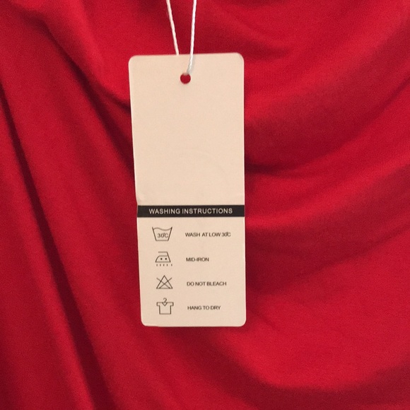 red sleeveless top - Picture 4 of 4